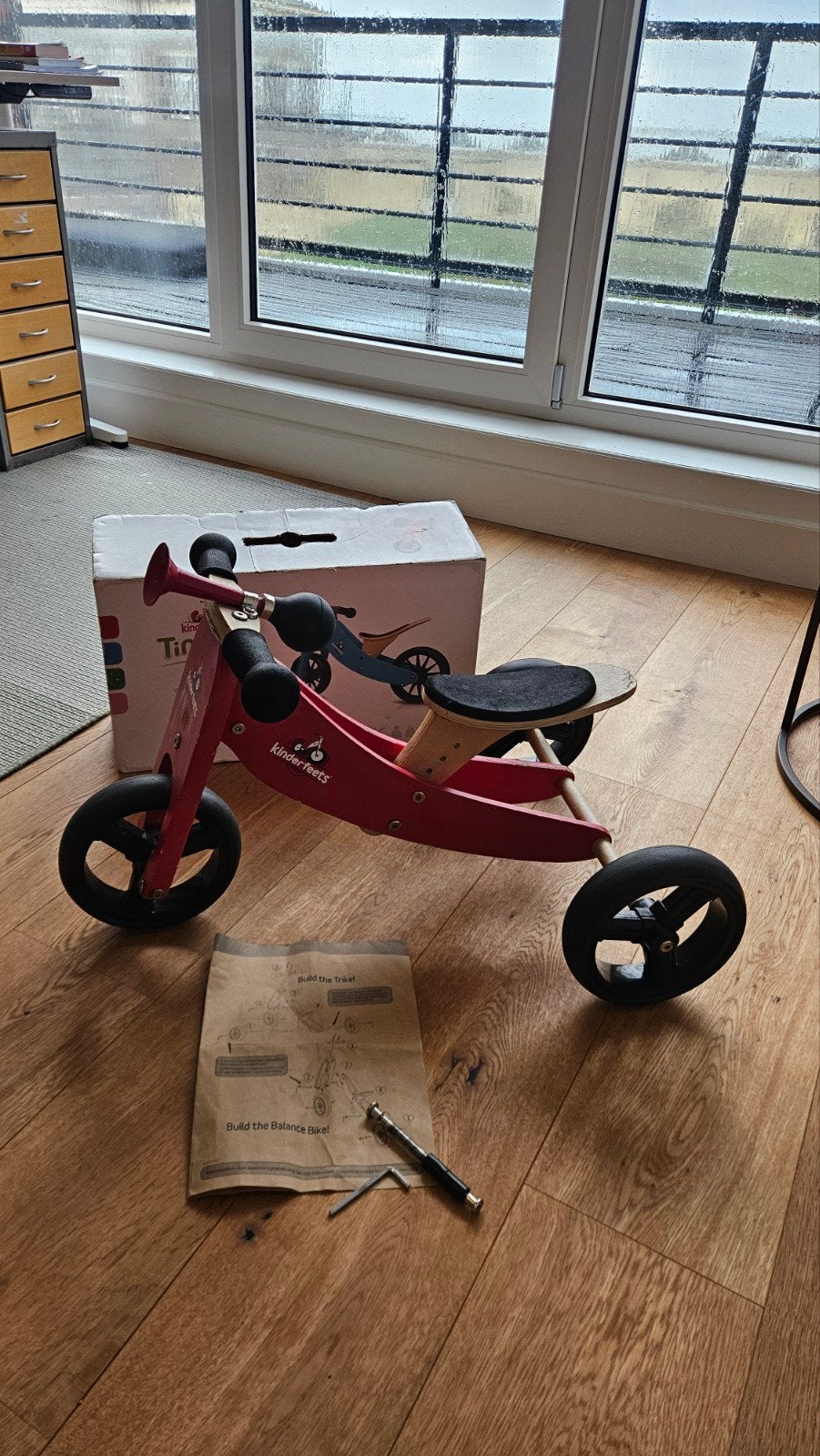 Kinderfeets Tiny Tot 2-in-1 Loopfiets/Driewieler Rood, Ophalen, Zo goed als nieuw, Loopfiets