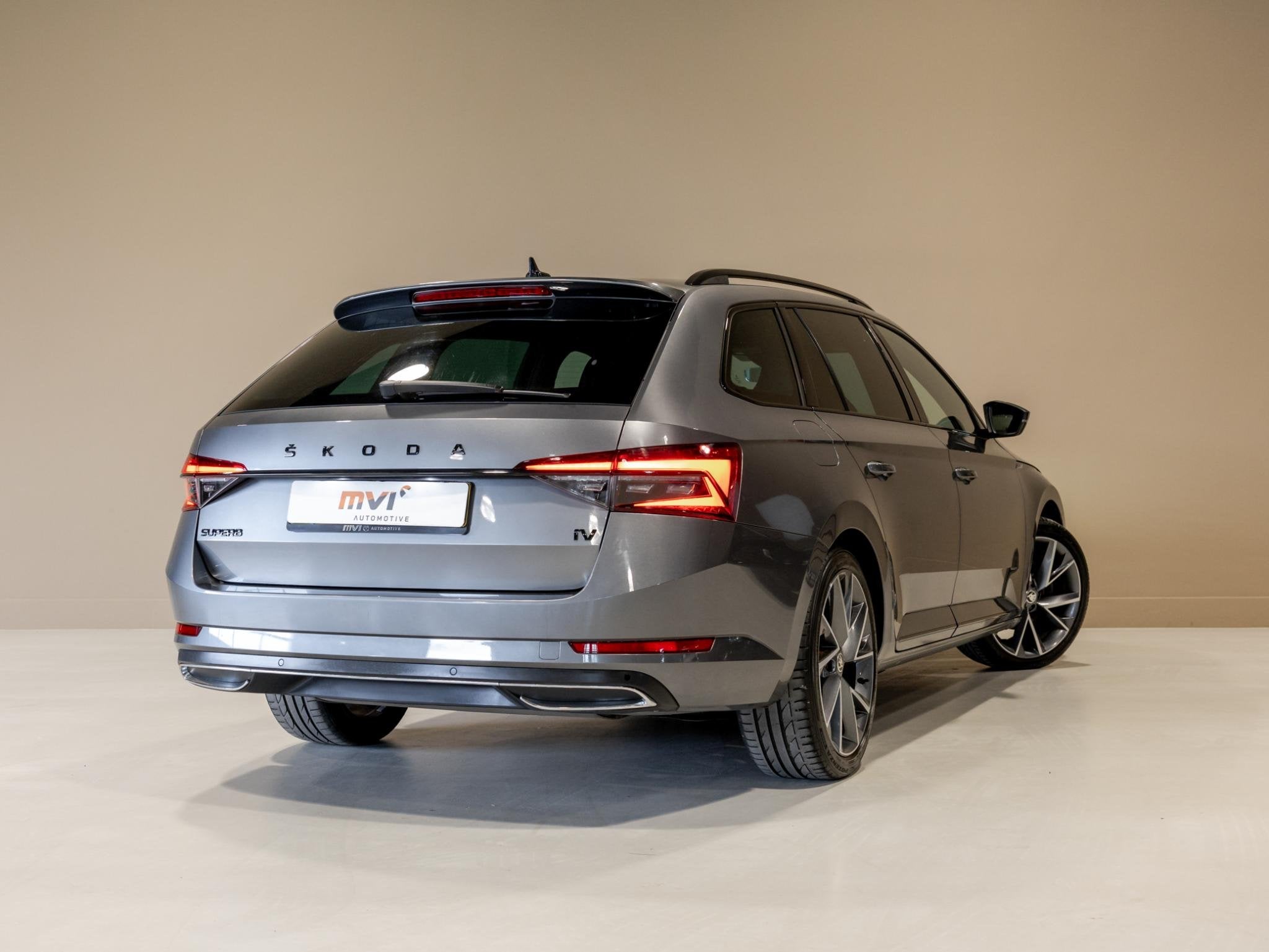 Skoda Superb Combi 1.4 TSI iV Sportline Business / 218pk / T, Auto's, Dealer onderhouden, 4 cilinders, Met garantie (alle), Alcantara