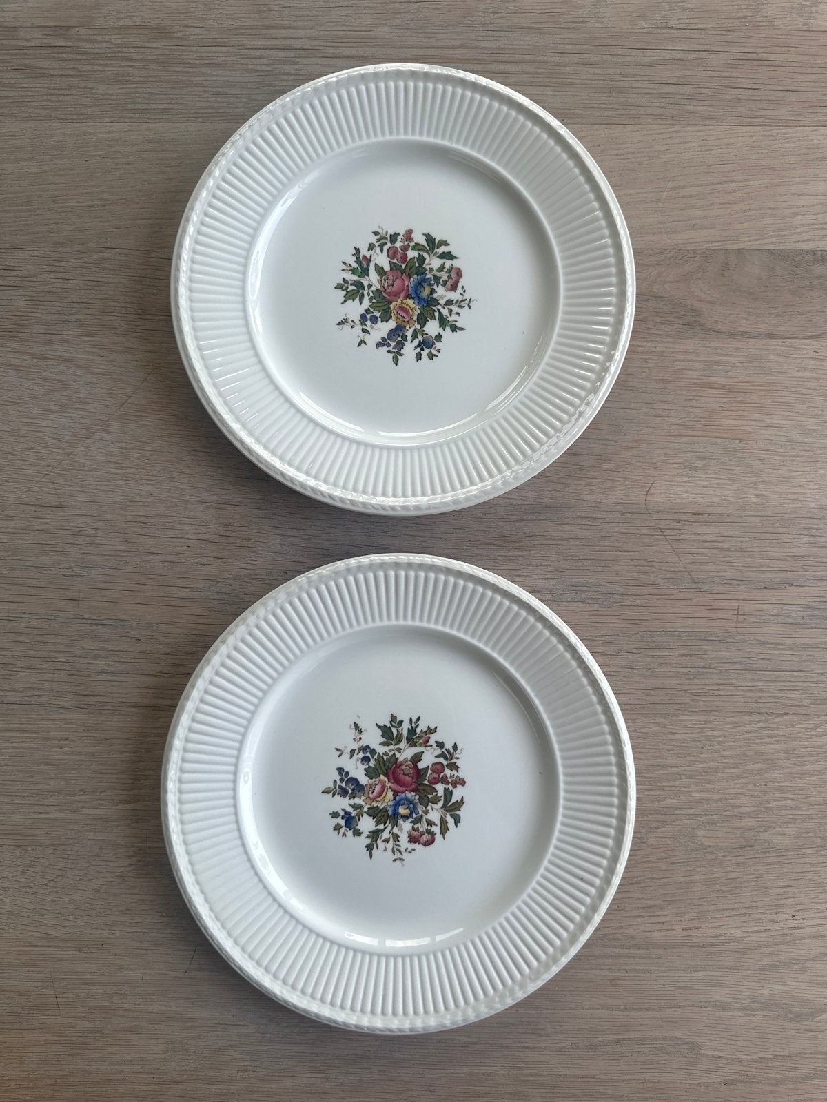 2 Wedgwood "Conway" diner borden - bloemmotief, Antiek en Kunst, Ophalen