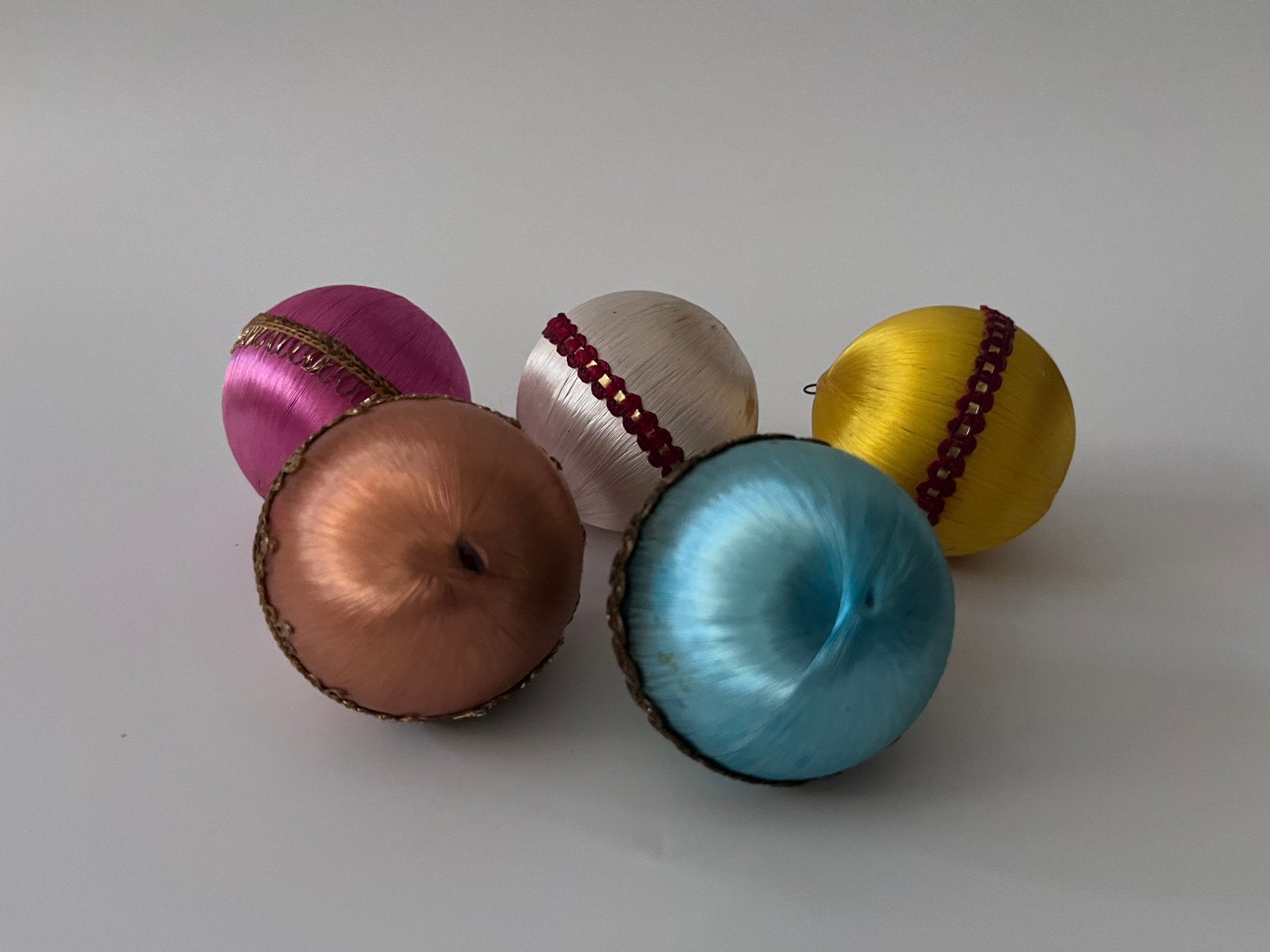 Set van 5 vintage satijnen kerstballen met sierband, Ophalen of Verzenden, Nieuw