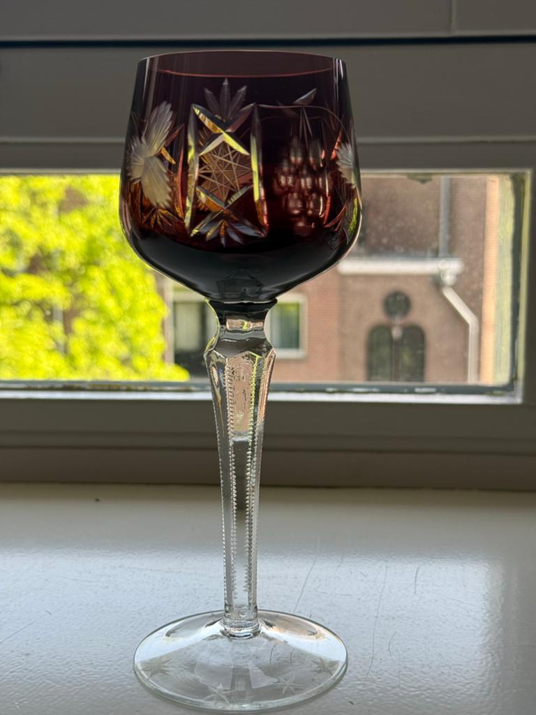 Amethist Boheems kristal wijnglas met geëtste voet, Antiek en Kunst, Antiek | Glas en Kristal, Ophalen of Verzenden