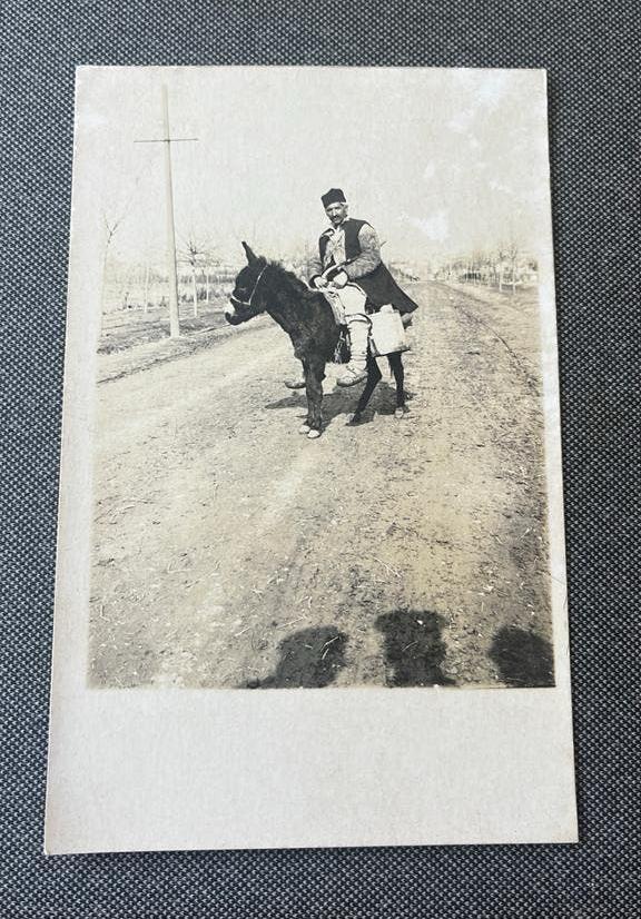 Albanië/ Macedonië? Man volksdracht op ezel fotokaart, Ophalen of Verzenden, 1920 tot 1940, Ongelopen, Overig Europa
