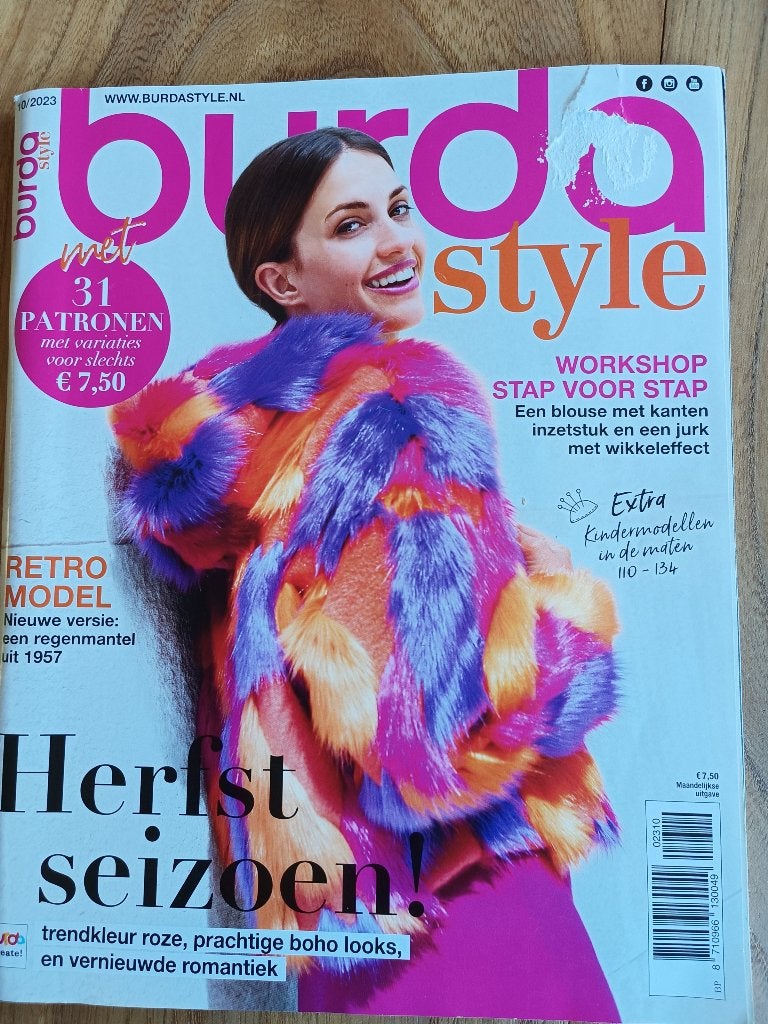 Burda oktober 2023 met 31 patronen met variaties, Ophalen of Verzenden, Zo goed als nieuw, Vrouw, Burda