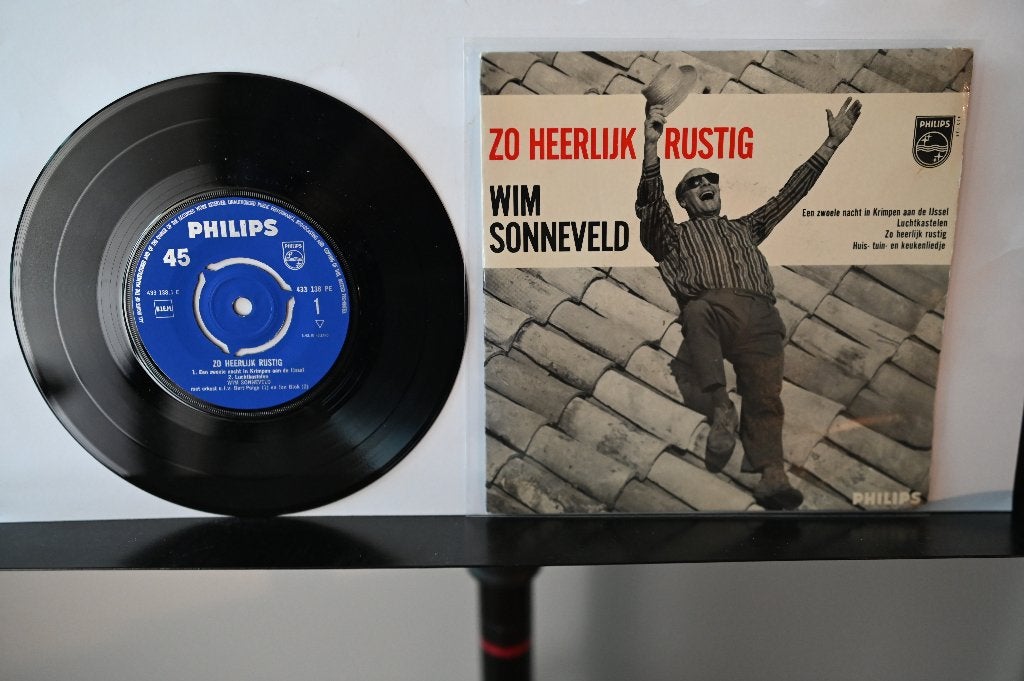 E.P. Wim Sonneveld  Een zwoele nacht in krimpen a/d/ Ijssel, Beschermende buitenhoes, 7 inch, Ophalen of Verzenden, Zo goed als nieuw