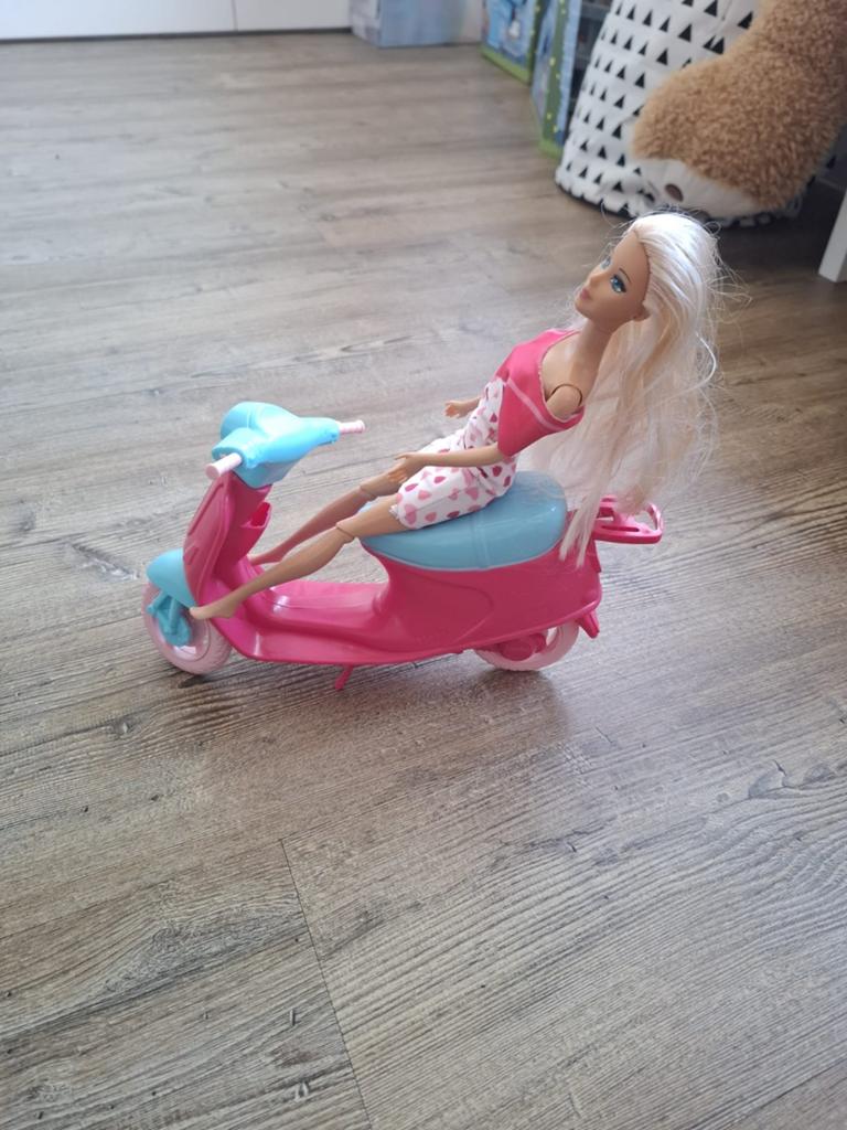 Barbie met roze scooter, Ophalen of Verzenden, Gebruikt, Barbie