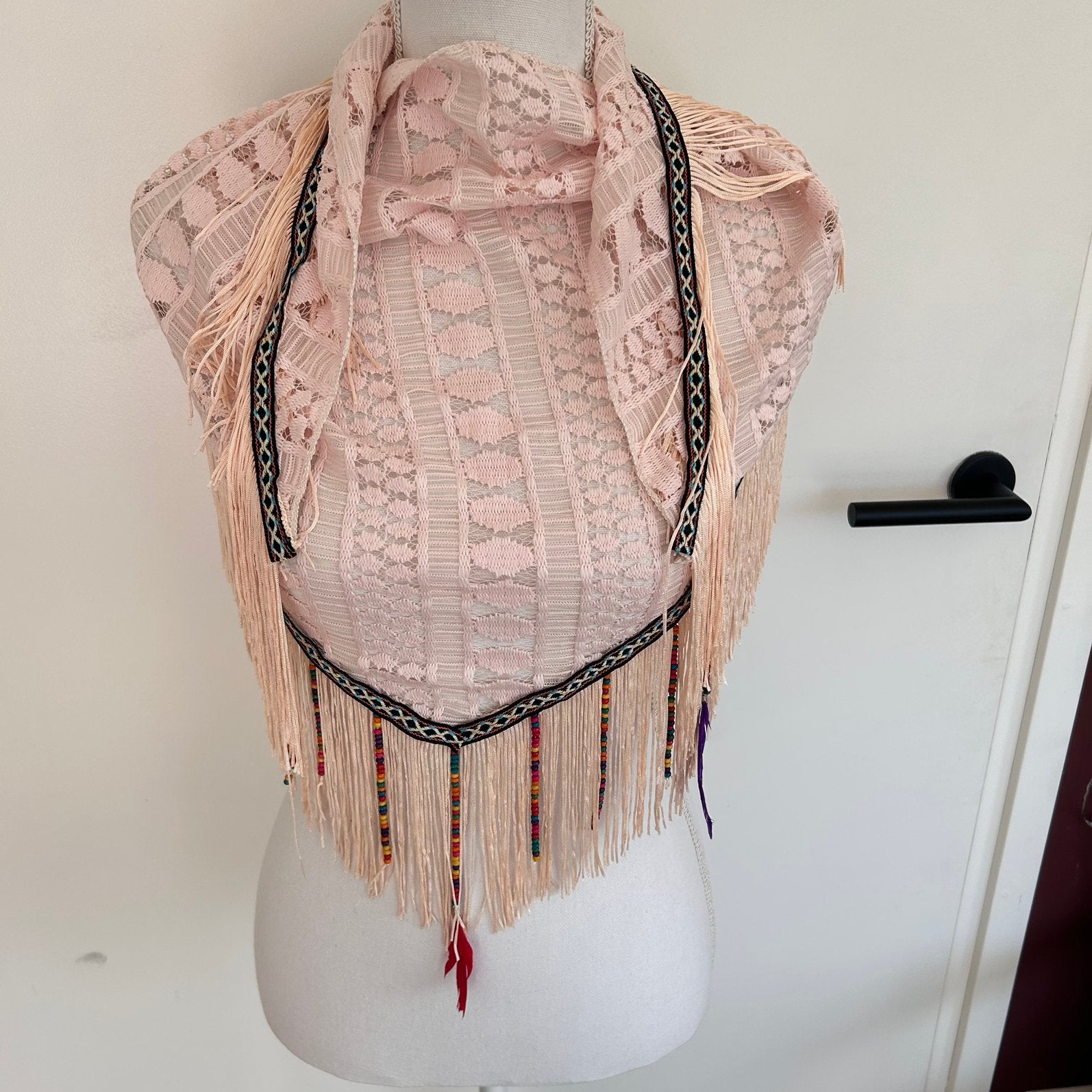 Boho Ibiza omslagdoek roze kant met franjes en kralen, Ophalen of Verzenden, Zo goed als nieuw, Maat 46/48 (XL) of groter, Sjaal