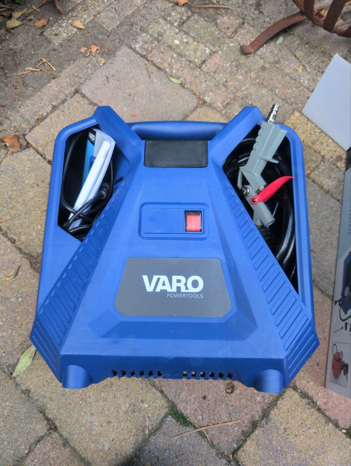 Varo Compressor 1100W, 8bar, 180l/min met accessoires, Doe-het-zelf en Verbouw, Compressors, 6 tot 10 bar, Ophalen of Verzenden
