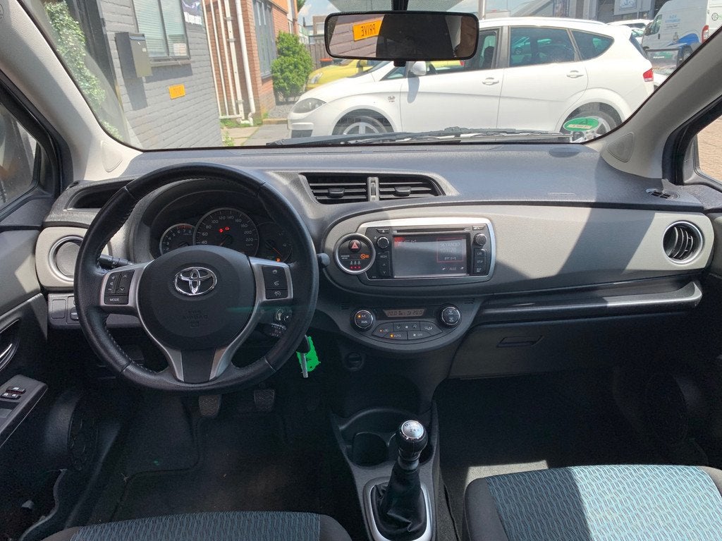 Toyota Yaris 1.3VVT-i|2e eig|NAP|6bak|Camera|Cruise|Trekhaak, Voorwielaandrijving, Euro 5, Stof, Huisgarantie