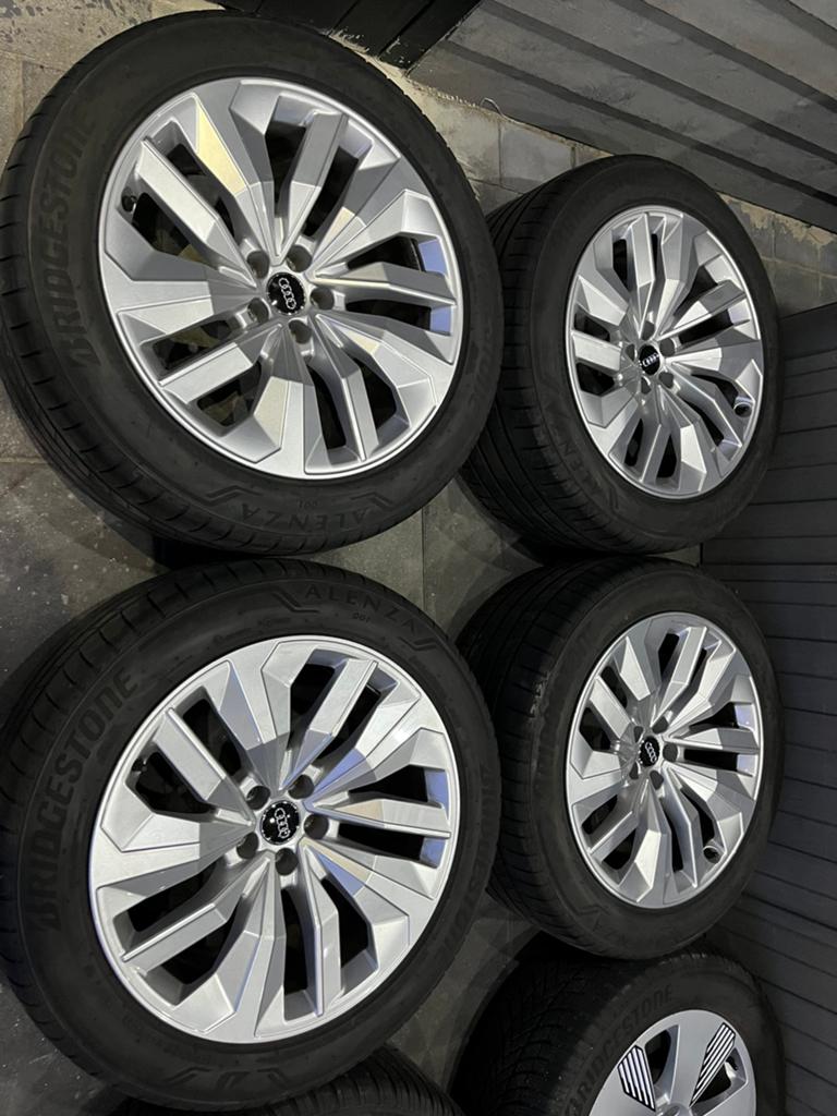 Orginele audi set 10j x 20 et 22 steek 5x112 met banden (q8), Auto-onderdelen, Banden en Velgen, Gebruikt, 285 mm, Banden en Velgen