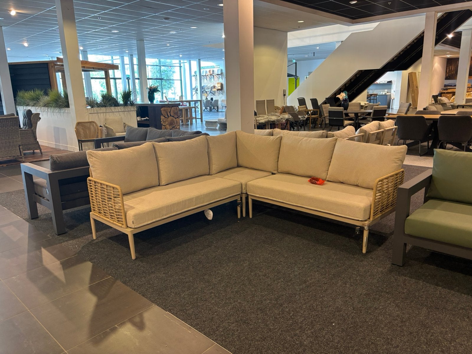 Moderne hoekbank met rotan details, Huis en Inrichting, Banken | Bankstellen, Ophalen, 250 tot 300 cm, Hoekbank, 75 tot 100 cm