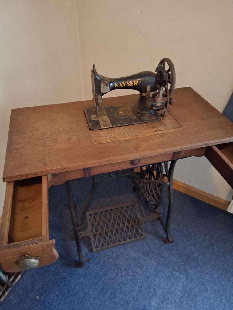 Oude Kayser trapnaaimachine met gietijzeren onderstel, Antiek en Kunst, Antiek | Naaimachines, Ophalen