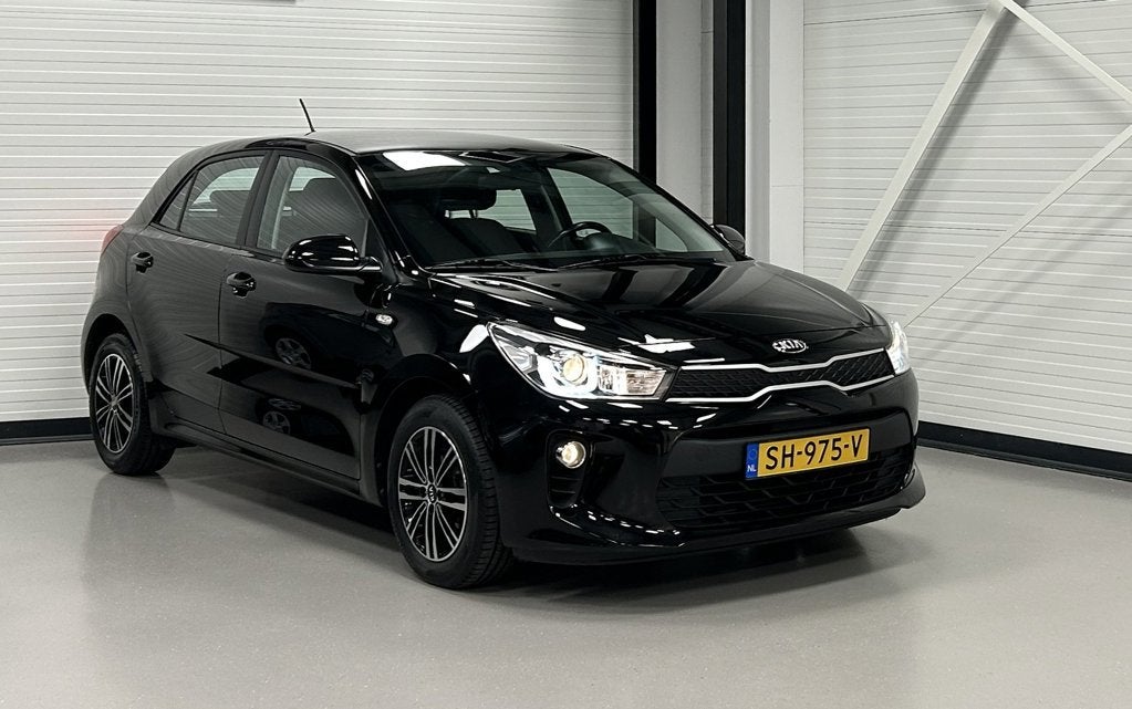 Kia Rio 100PK ComfortPlusLine Navigator CarPlay/CruiseC/PDC/, Auto's, Dealer onderhouden, 450 kg, Gebruikt, Euro 6