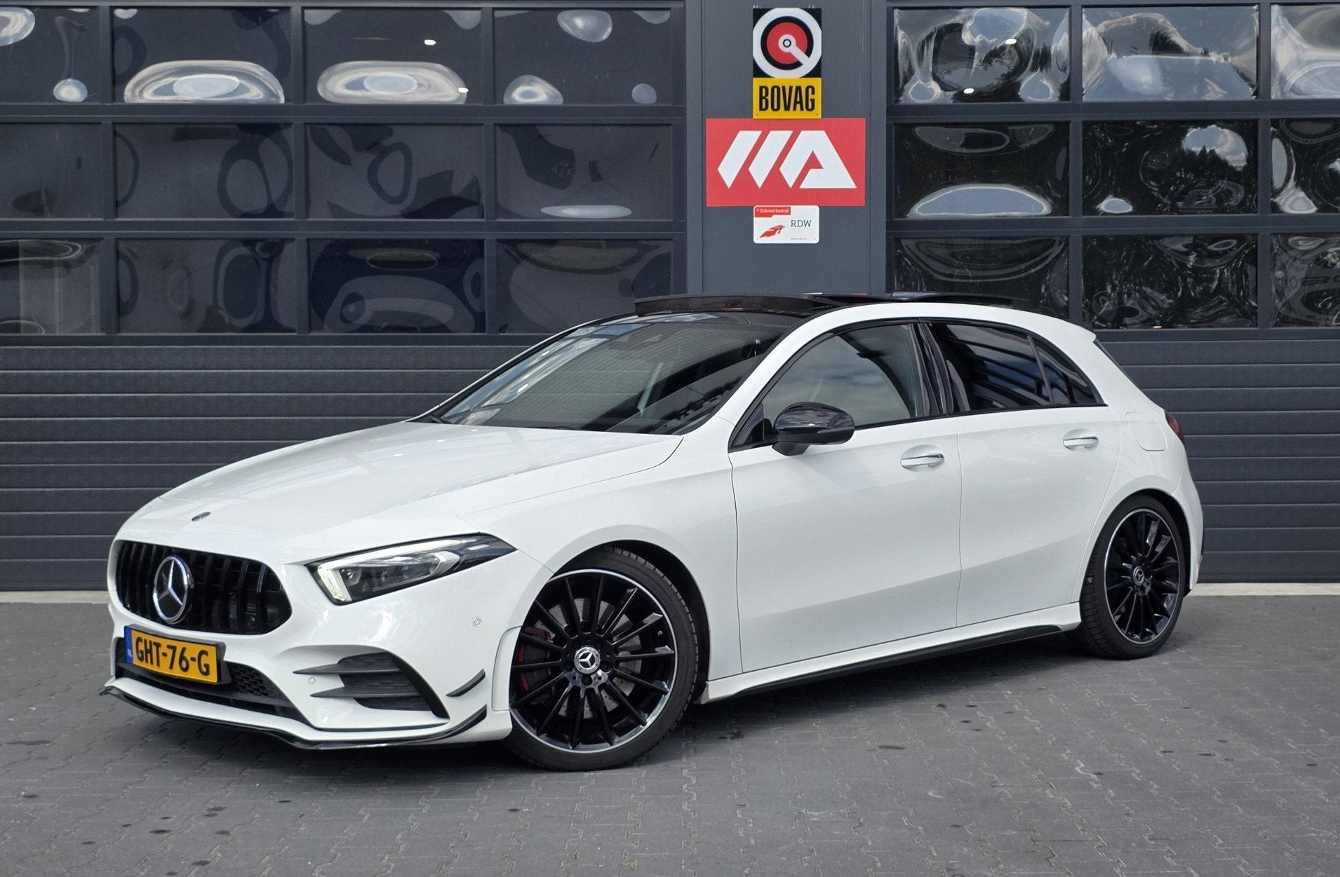 Mercedes-Benz A-klasse 250 4MATIC | PANO | 360 CAMERA | BURM, Auto's, Automaat, 4 cilinders, Leder en Stof, Wit