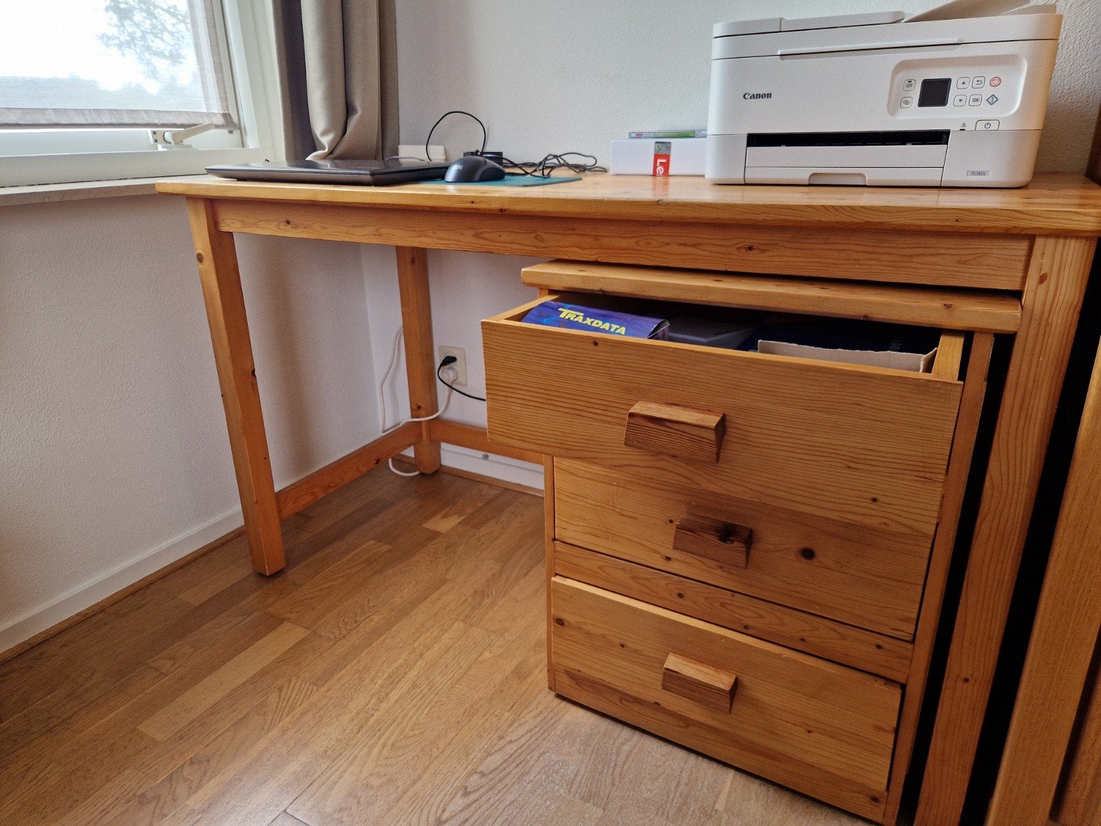 Degelijk grenen bureau/tafel met ladeblok op wielen, Ophalen