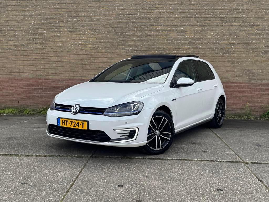 Volkswagen Golf 1.4 TSI GTE | INCL BTW |PANO | NWE DISTR, Auto's, Volkswagen, Stof, 4 cilinders, Lichtsensor, Wit