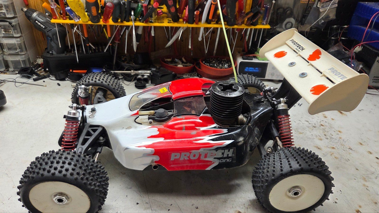 Te koop mooie protech, Hobby en Vrije tijd, Modelbouw | Radiografisch | Auto's, Gebruikt, Auto offroad, Ophalen of Verzenden, Schaal 1:8