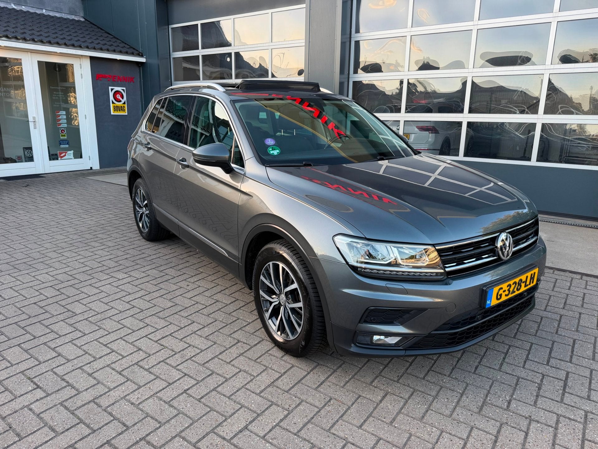 Volkswagen Tiguan 1.5 TSI ACT Highline Business R / Pano / 2, Dealer onderhouden, 15 km/l, Euro 6, 4 cilinders