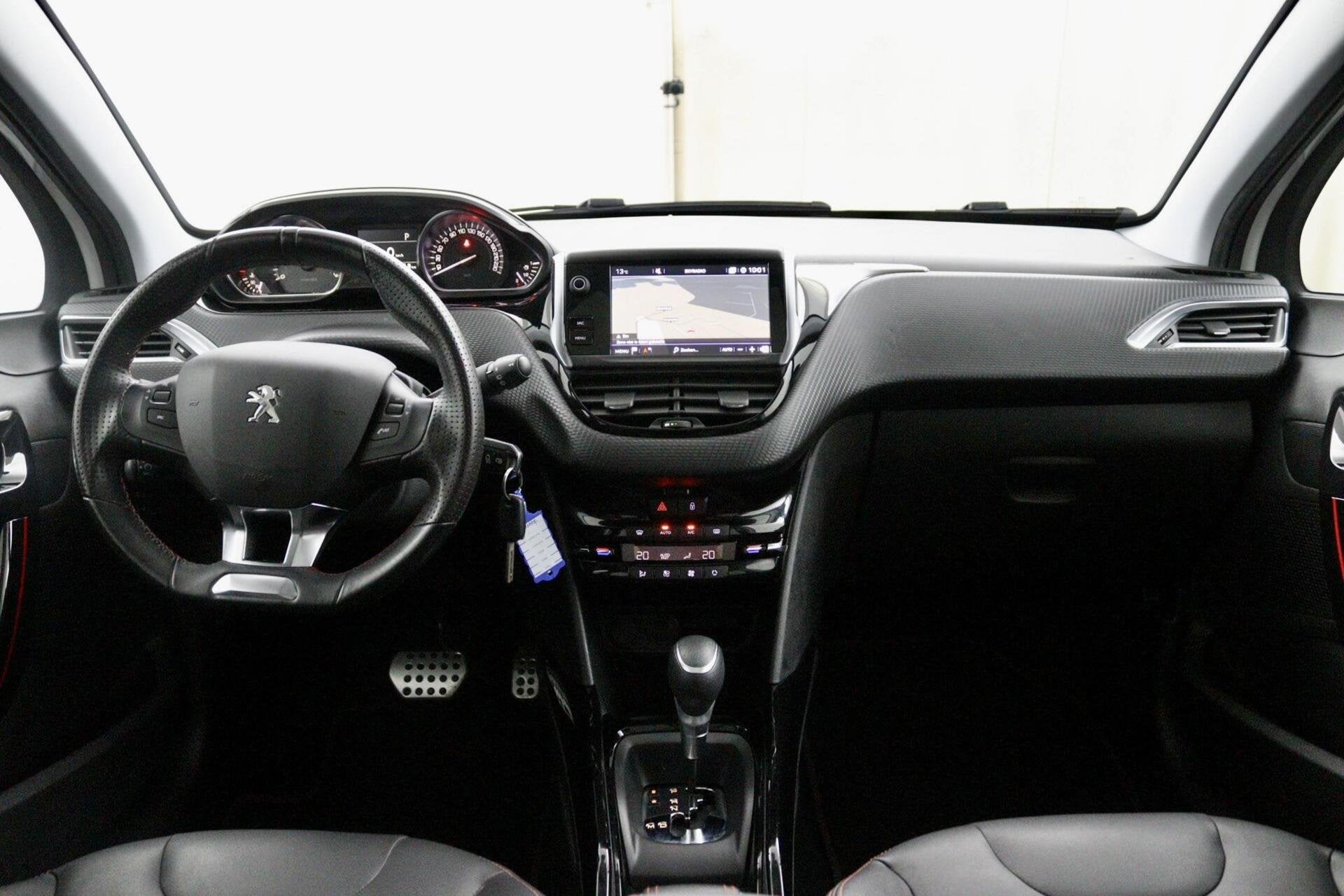 Peugeot 2008 1.2 PureTech GT-Line pano stoelverwarming wit, Euro 6, 1199 cc, 1165 kg, Bedrijf
