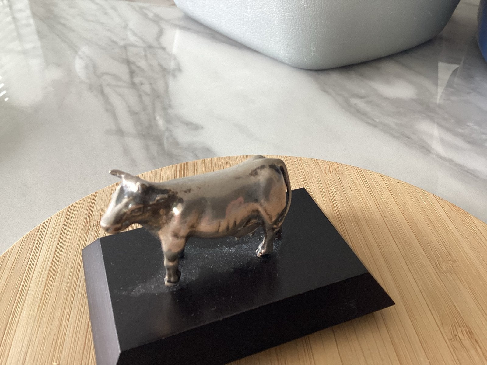 Zilveren koe op lichte houten voet - Decoratief beeldje, Ophalen of Verzenden, Zilver