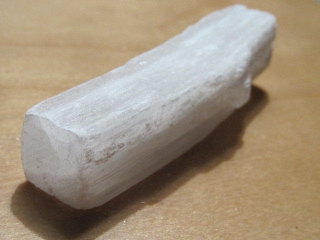 m. 5x ruwe edelsteen WITTE SELENIET (5) stokje, Verzenden, Mineraal