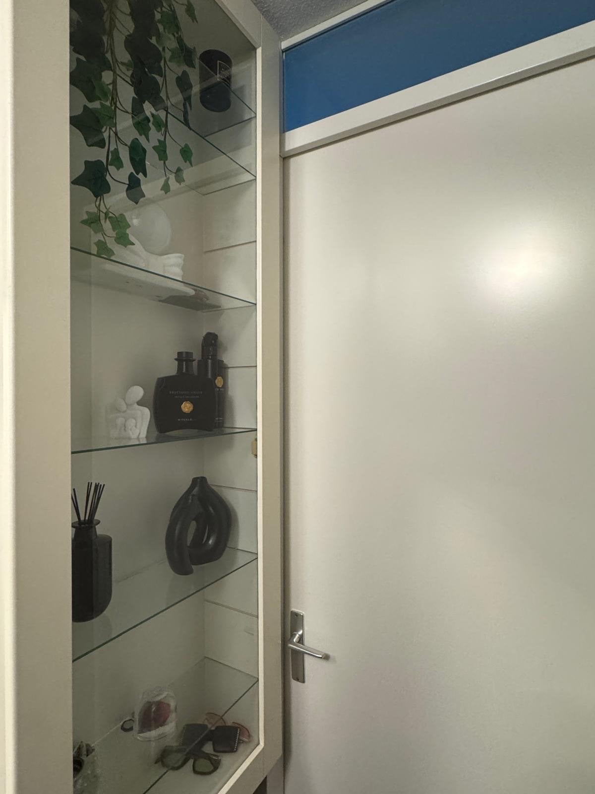 Gratis Vitrinekast met Glazen Planken, Ophalen, Met plank(en), Gebruikt, 50 tot 100 cm
