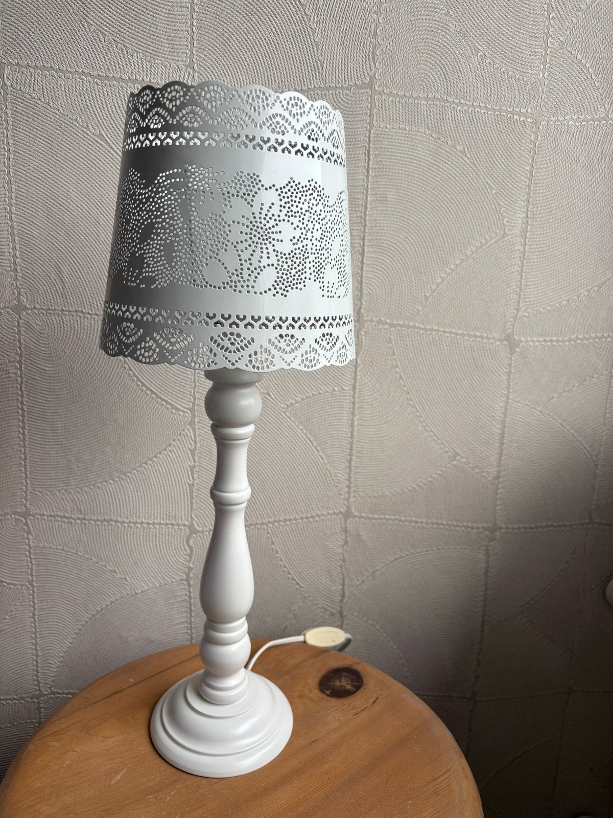 Witte Bureaulamp Tafellamp met Sierlijk Patroon - 48,5 cm, Huis en Inrichting, Wit, Ophalen, Gebruikt, Bureaulamp