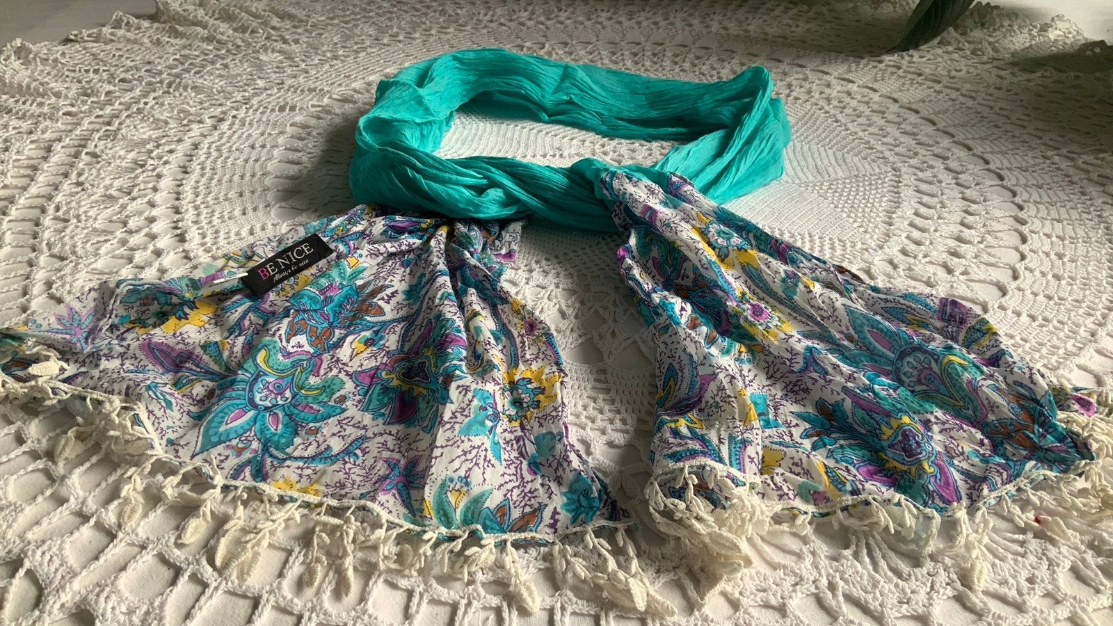 Be Nice sjaal lang turquoise met dessin en kant, Ophalen of Verzenden, Zo goed als nieuw, Maat 46/48 (XL) of groter, Sjaal