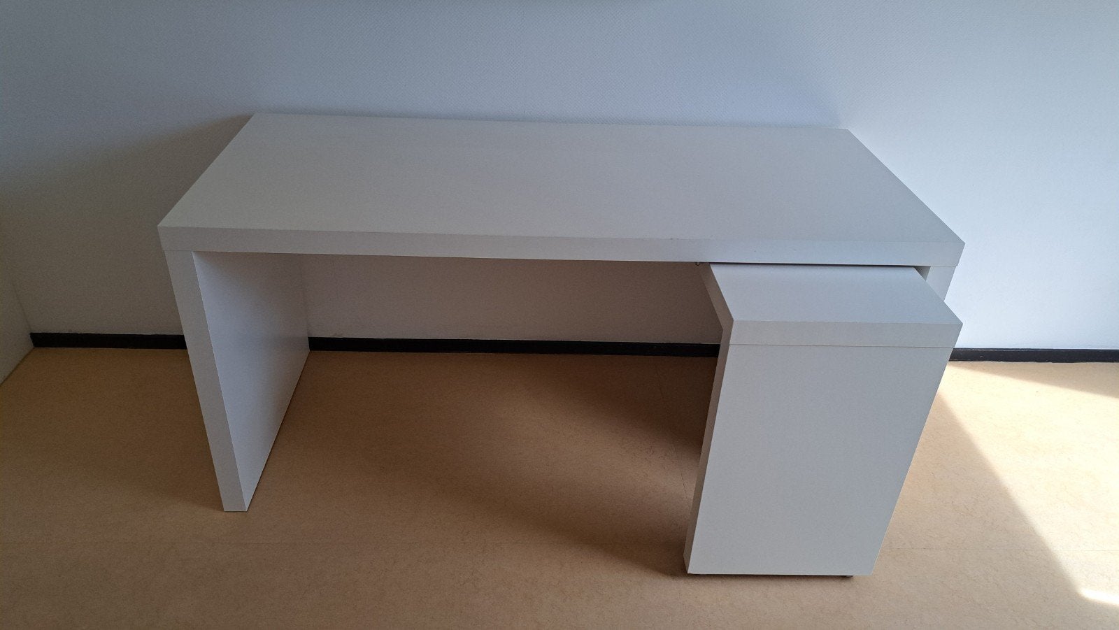 Wit bureau met uitschuifbaar element en wandplank, Huis en Inrichting, Bureaus, Ophalen, Opbergruimte, Gebruikt, Spaanplaat of MDF