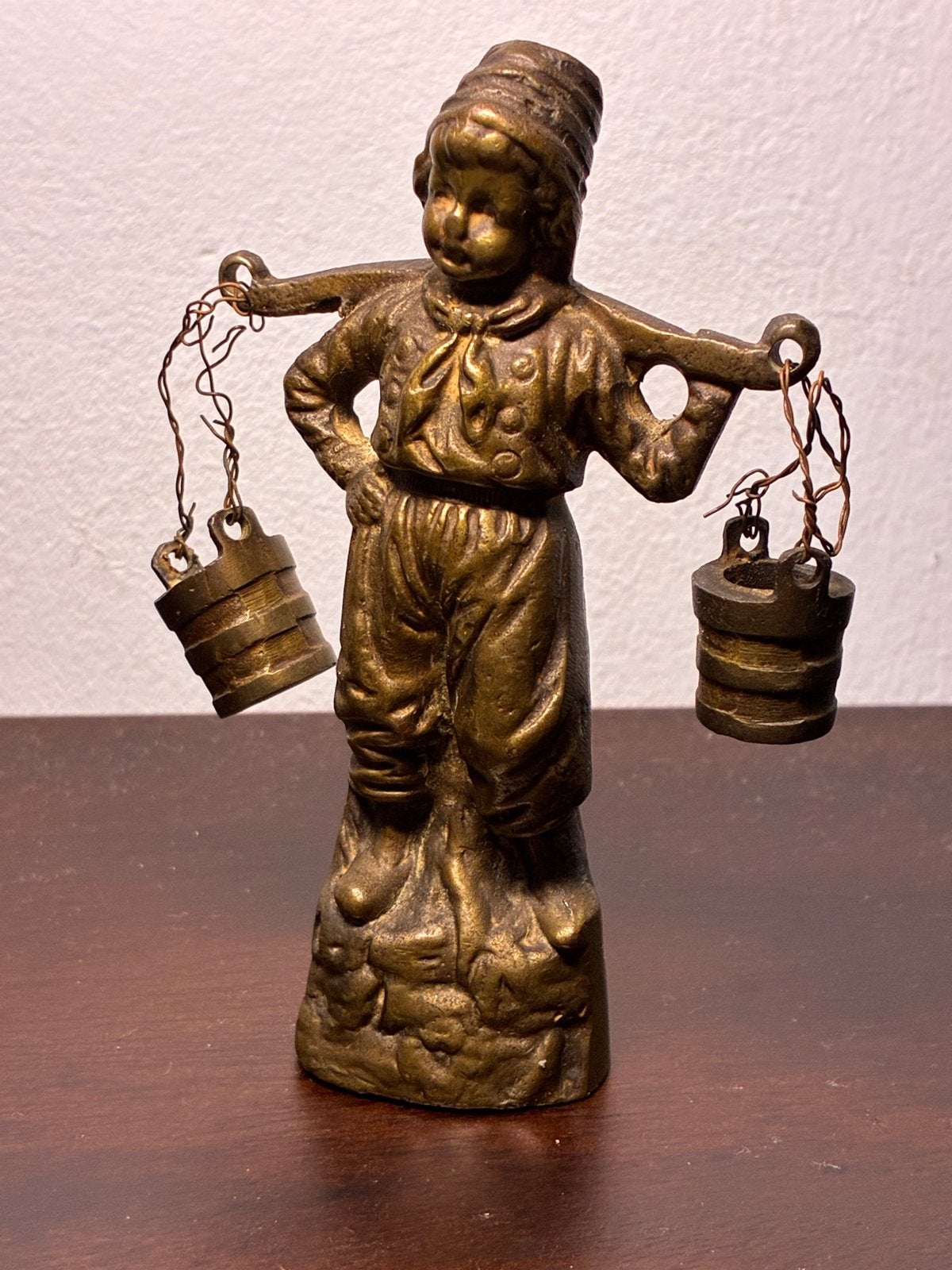 Vintage bronzen beeldje: Hollandse jongen met juk en emmers, Ophalen of Verzenden