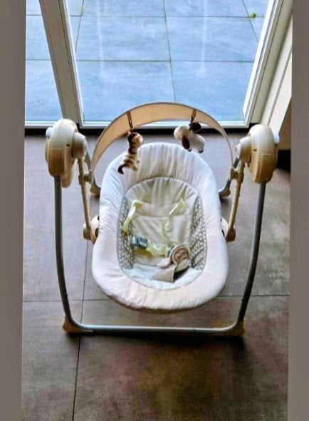 Comfortabele baby schommelstoel met speelboog, Ophalen of Verzenden, Nieuw