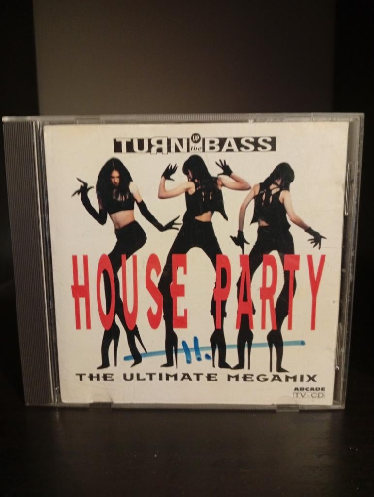 Turn Up The Bass House Party - The Ultimate Megamix CD, Ophalen of Verzenden, Gebruikt, Dance Populair
