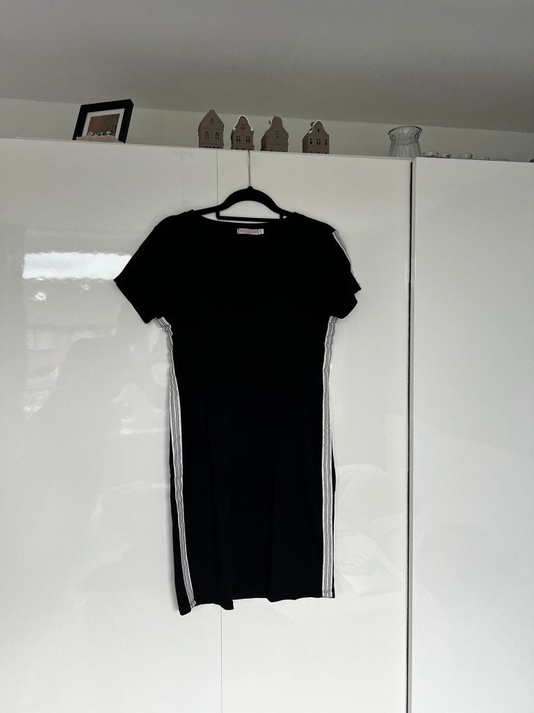 zwart jurkkje met beige band maat L/XL  merk musthave elja, Kleding | Dames, Jurken, Maat 38/40 (M), Verzenden, Zwart, Musthave elja