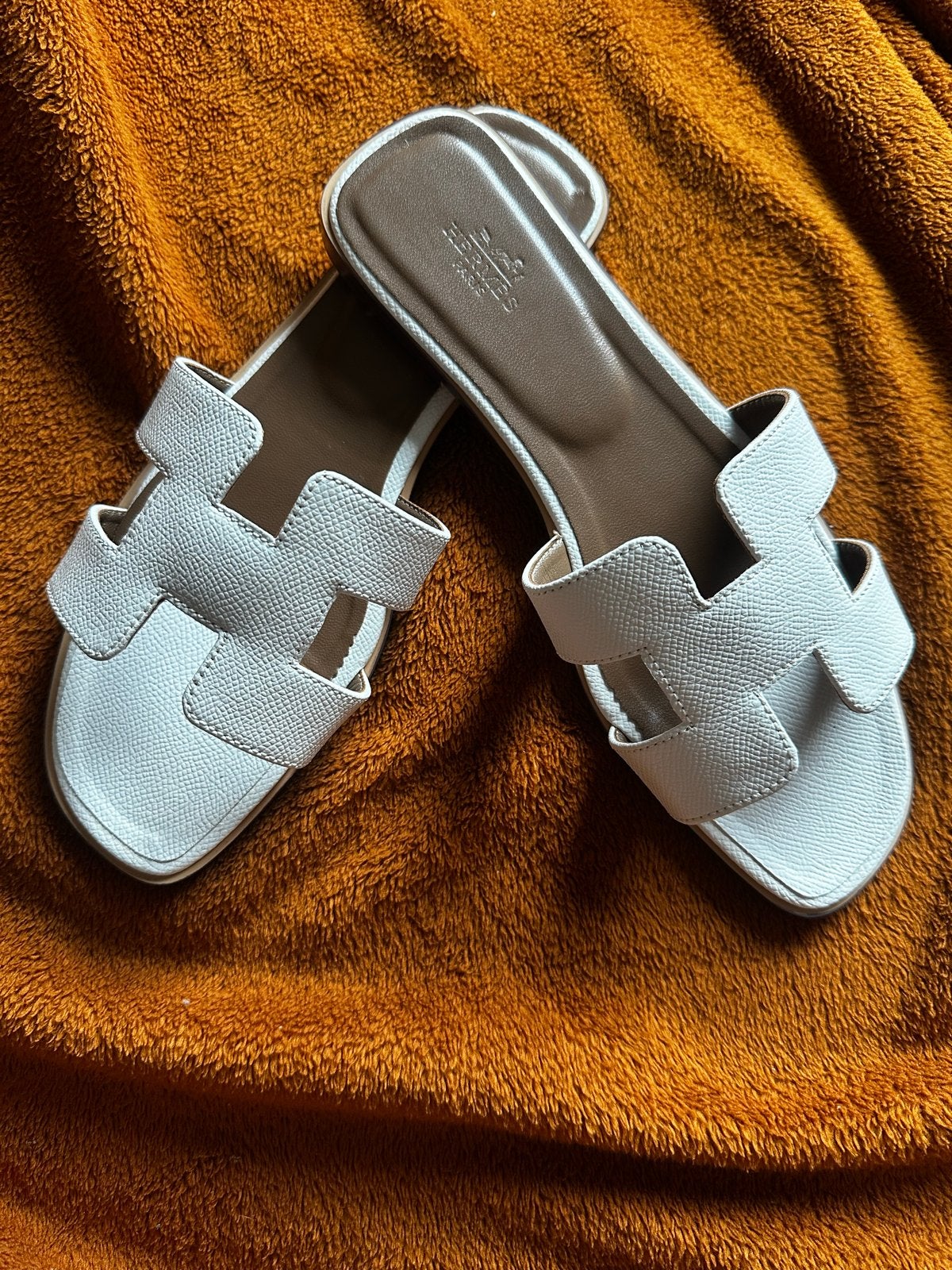 Hermès slippers wit - Maat 39 - Helemaal nieuw, Kleding | Dames, Schoenen, Ophalen of Verzenden, Nieuw, Wit, Slippers