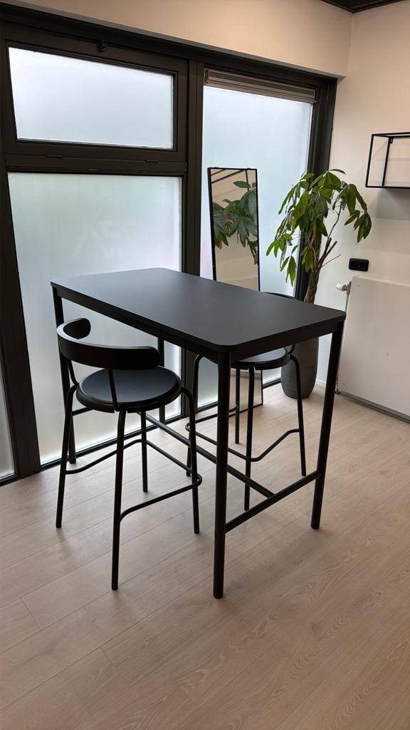 Hoge tafel + 2 stoelen IKEA (tegen elk aannemelijk bod), Huis en Inrichting, Barkrukken, Ophalen, Met voetsteun, Zo goed als nieuw