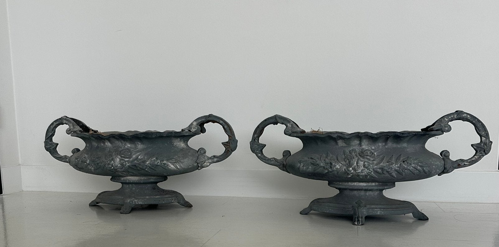 2 stuks Gietijzeren Barok bloempotten., Tuin en Terras, Ophalen, Rond, Binnen, Zo goed als nieuw