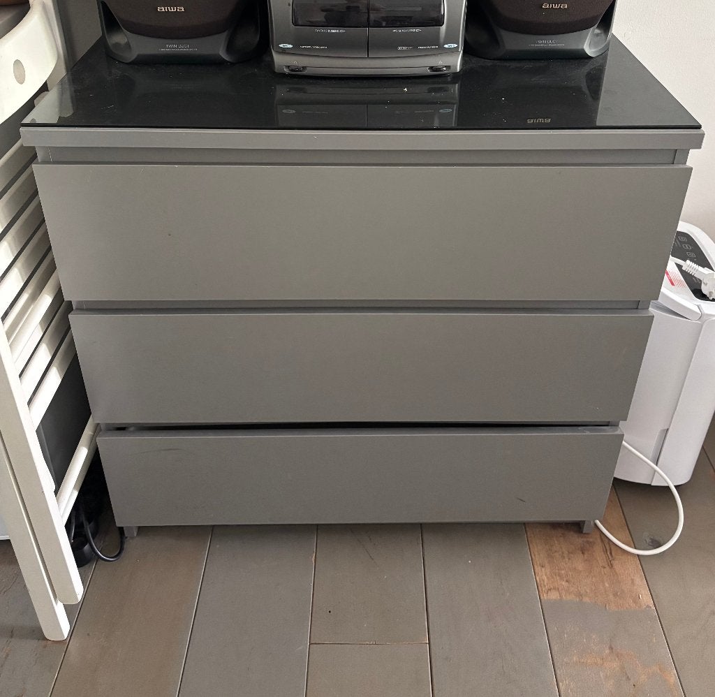 Modern grey sideboard with glass top – 3 drawers, Ophalen, Minder dan 50 cm, Glas, Zo goed als nieuw