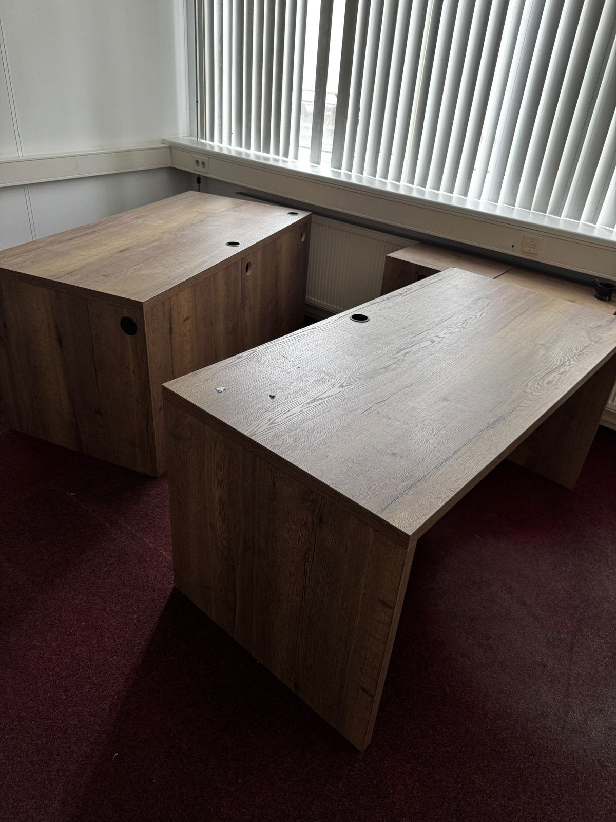 Foto 8 van Zeer mooie houten bureaus in nieuwstaat 75€