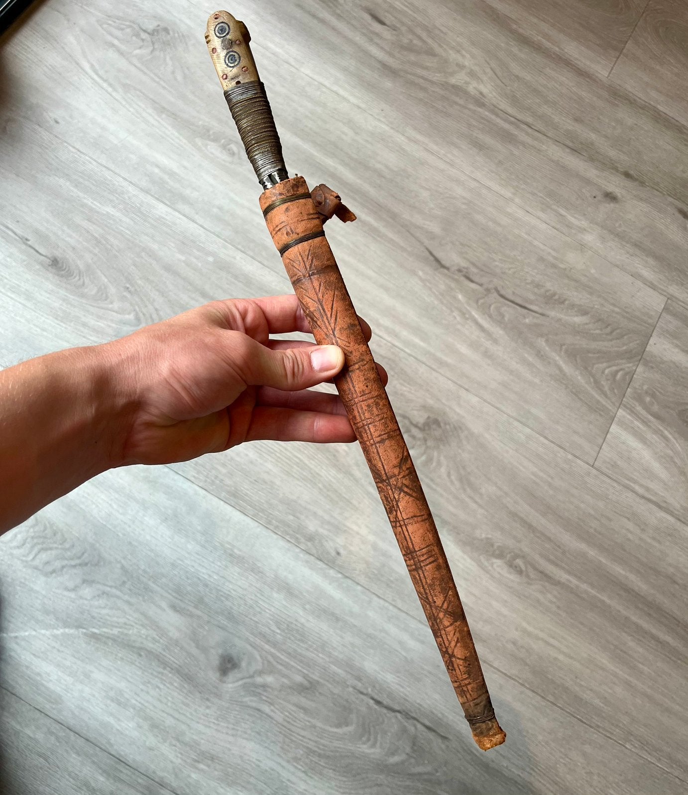 Antieke Algerijnse Kabyle Flyssa Dolk met Schede – 41cm, Ophalen of Verzenden, Overige soorten, Mes of Dolk