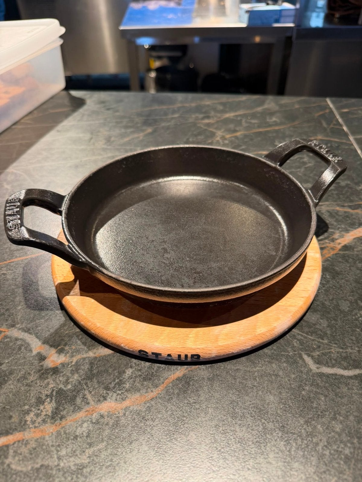 Staub Gietijzeren Pan - 40 stuks beschikbaar, Huis en Inrichting, Koekenpan, Gietijzer, Ophalen of Verzenden, Met handvatten
