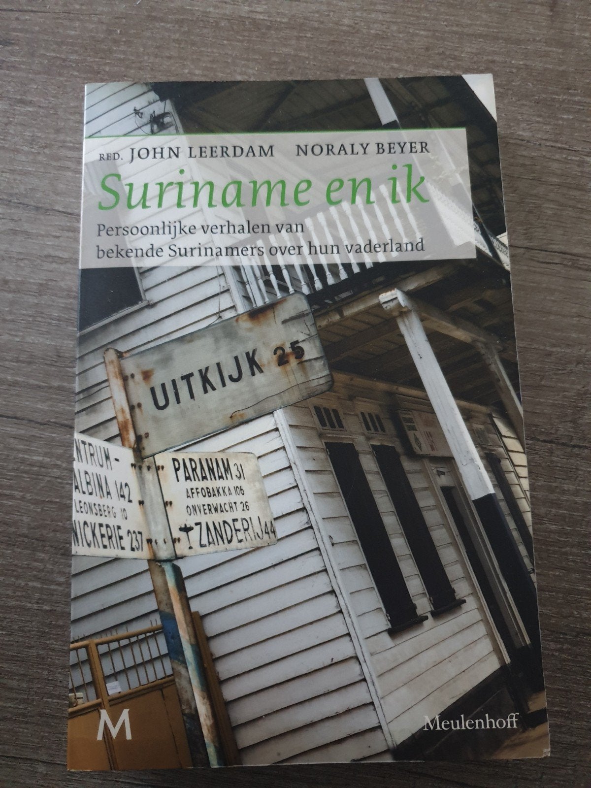 Suriname en ik - Persoonlijke verhalen, Boeken, Ophalen of Verzenden, Gelezen, John Leerdam, Noraly Beyer