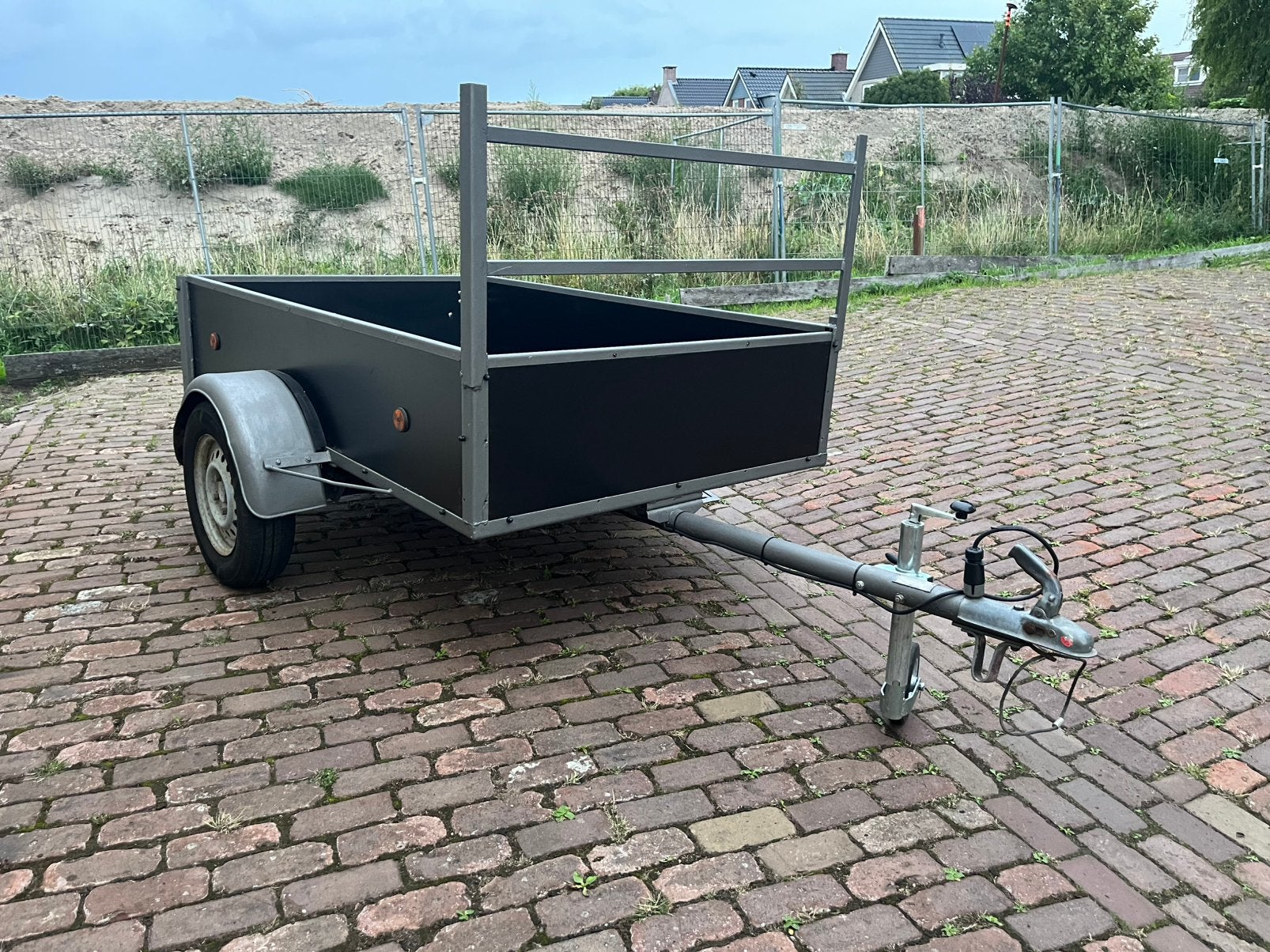 Aanhanger met nieuw hout, Ophalen, Zo goed als nieuw