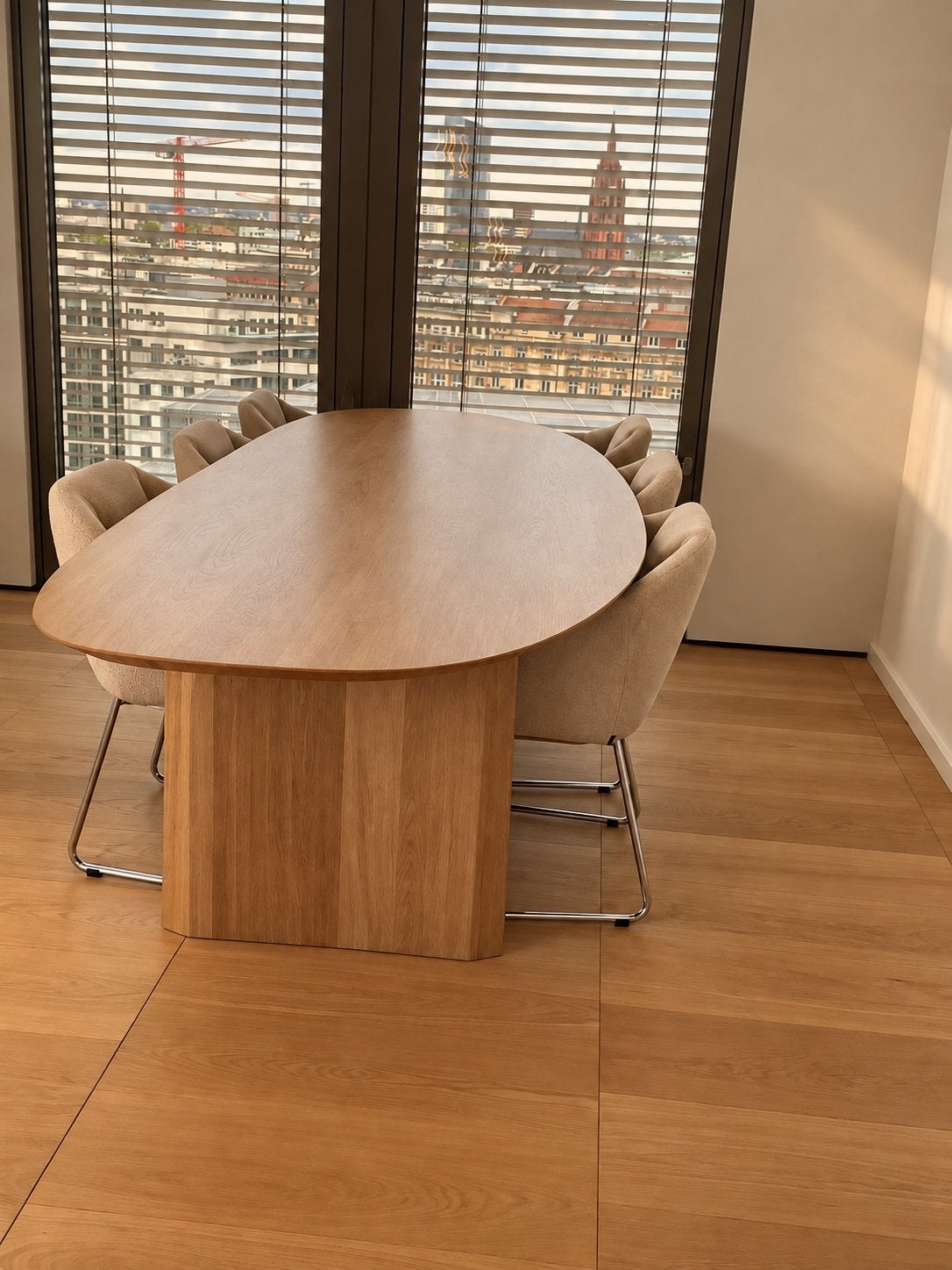 Studio Henk eettafel Slot, Ophalen, 100 tot 150 cm, Rond, 200 cm of meer