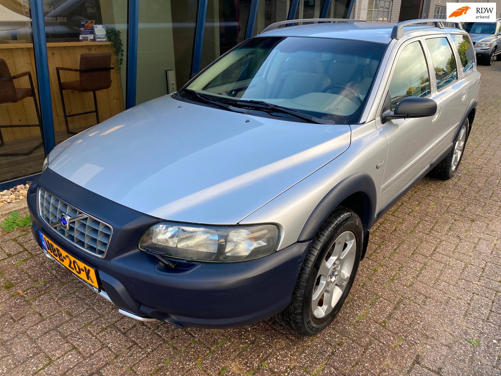 Volvo XC70 2.5 T Comfort Line Automaat 4WD Youngtimer, Auto's, Automaat, Beige, 2521 cc, Verwarmde buitenspiegels