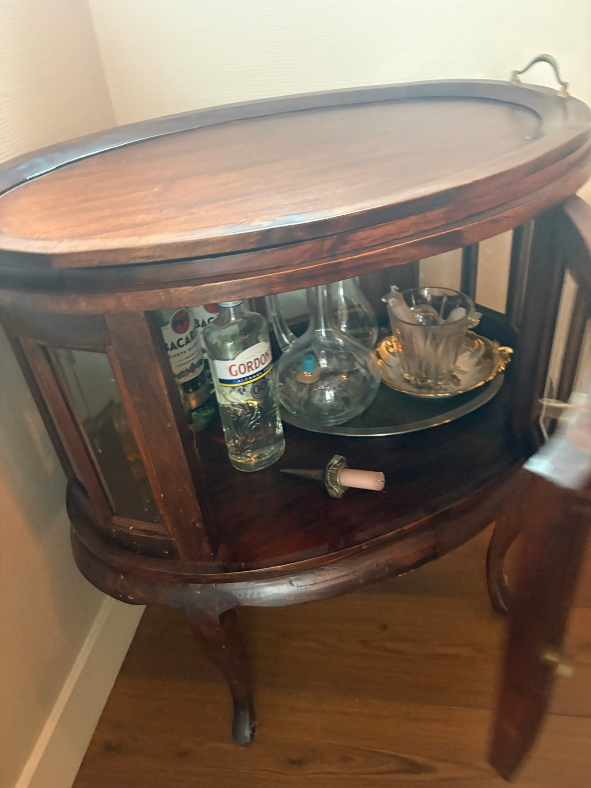 Antieke houten drankenkast/serveerwagen, Ophalen