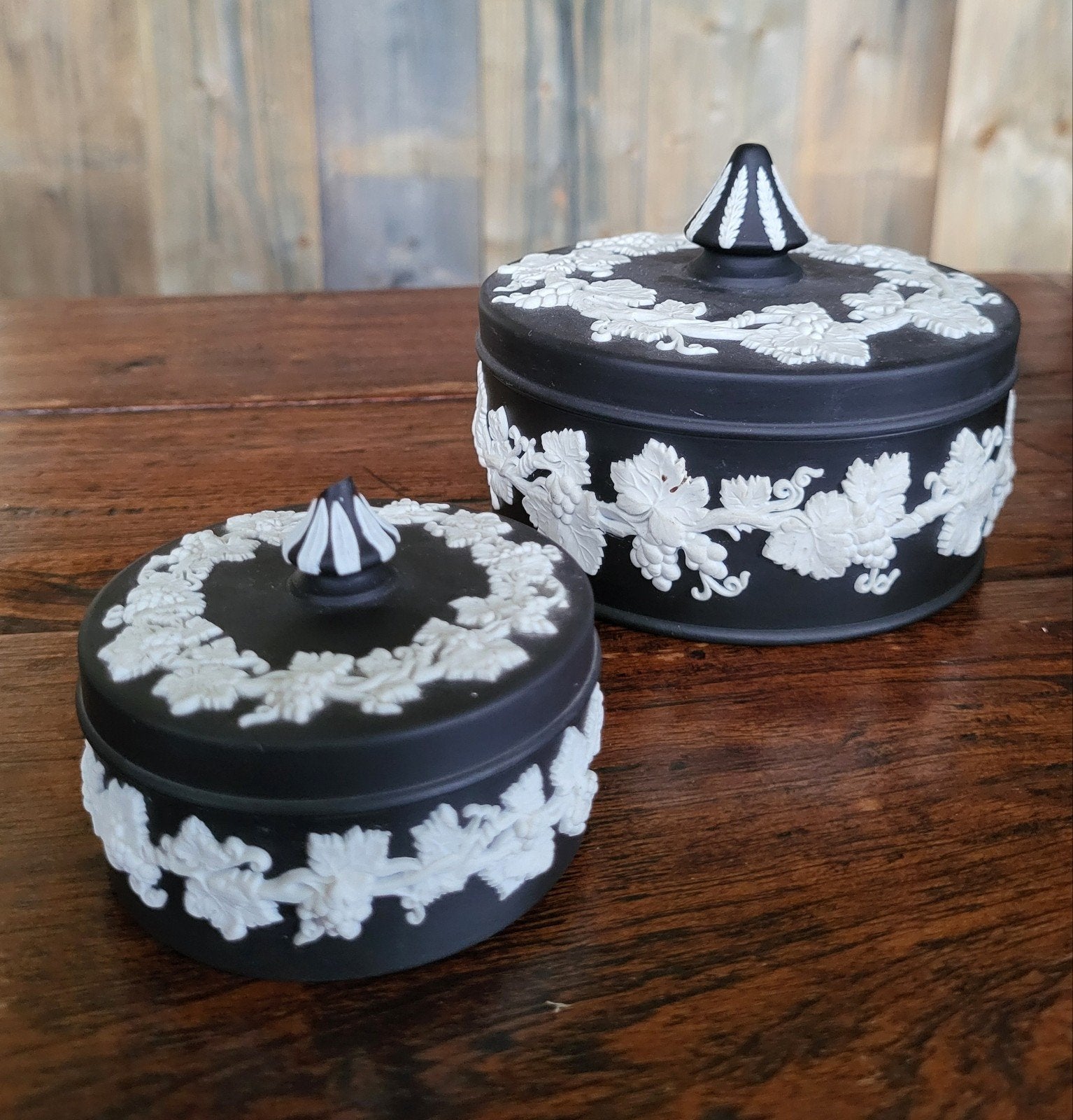 Set van 2 Wedgewood Jasperware doosjes - Zwart/Wit, Antiek en Kunst, Ophalen of Verzenden