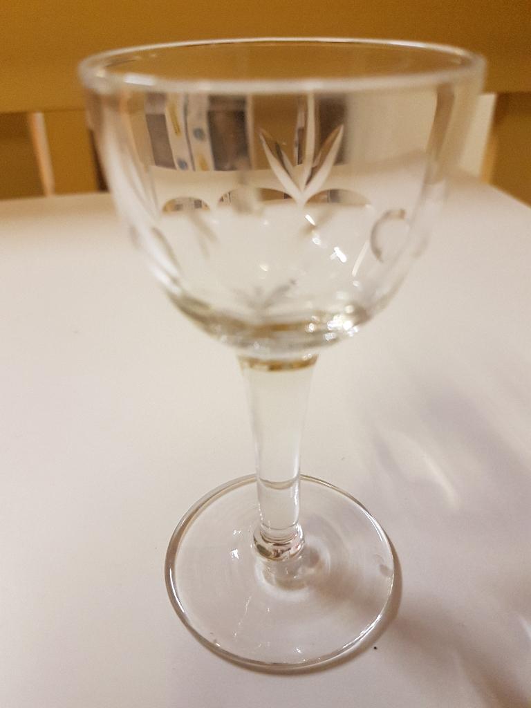 Gegraveerd borrelglas 9,5 x 5, Antiek en Kunst, Ophalen of Verzenden