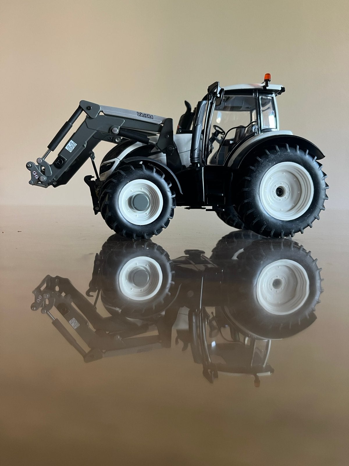Valtra tractor met voorlader Wit Wiking, Ophalen of Verzenden, Zo goed als nieuw, Tractor of Landbouw, Overige merken