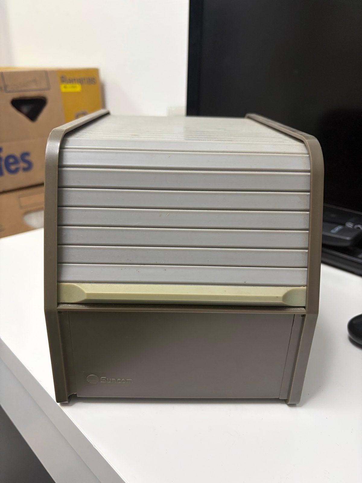 Suncom Docking Bay 10 NES Cartridge Opbergunit Jaren '80, Gebruikt, Geen, Ophalen of Verzenden, Zonder controller