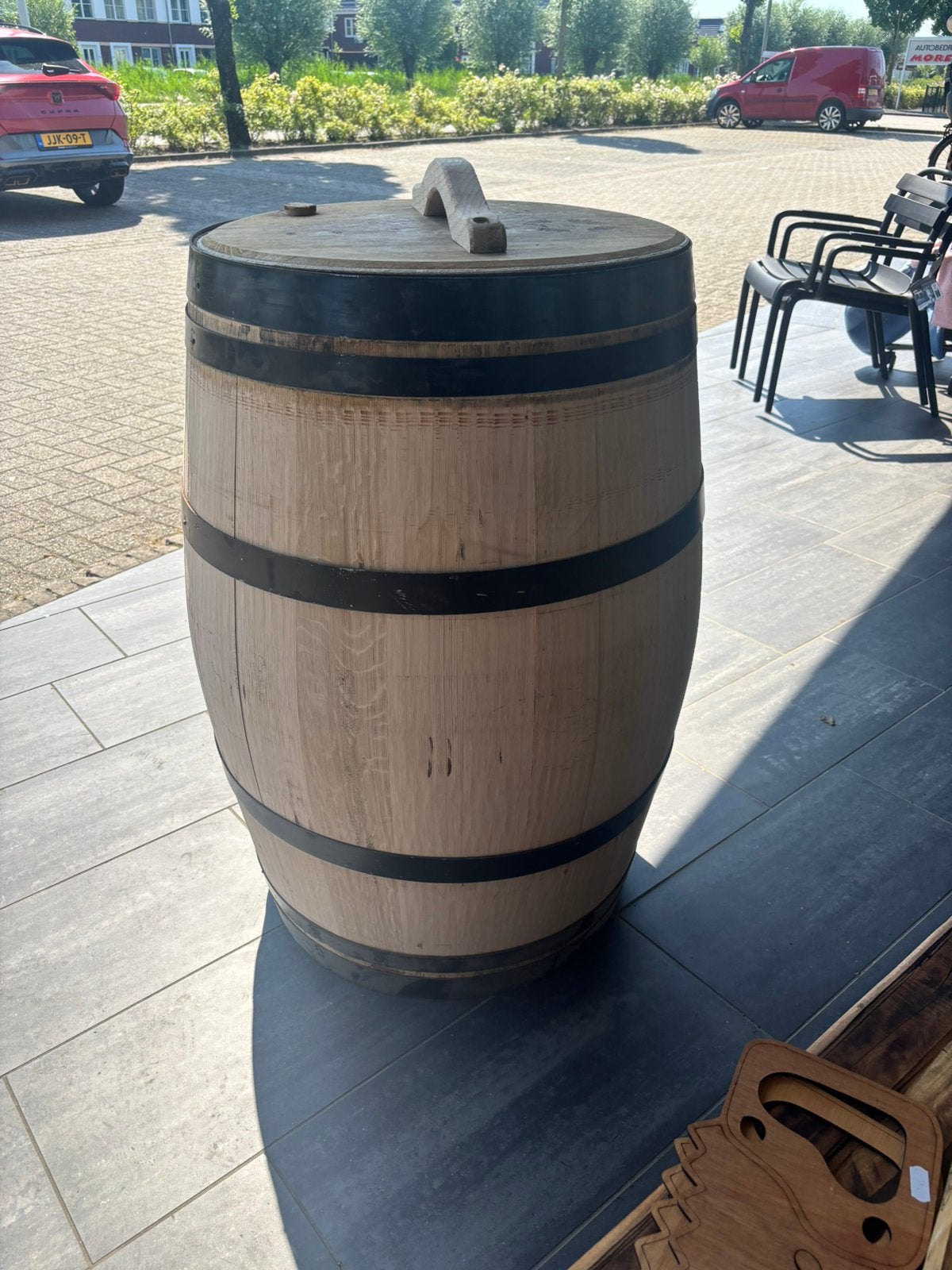 Eikenhouten regenton met zwarte banden en los deksel, Tuin en Terras, Ophalen, 150 liter of meer, Zo goed als nieuw, Bb