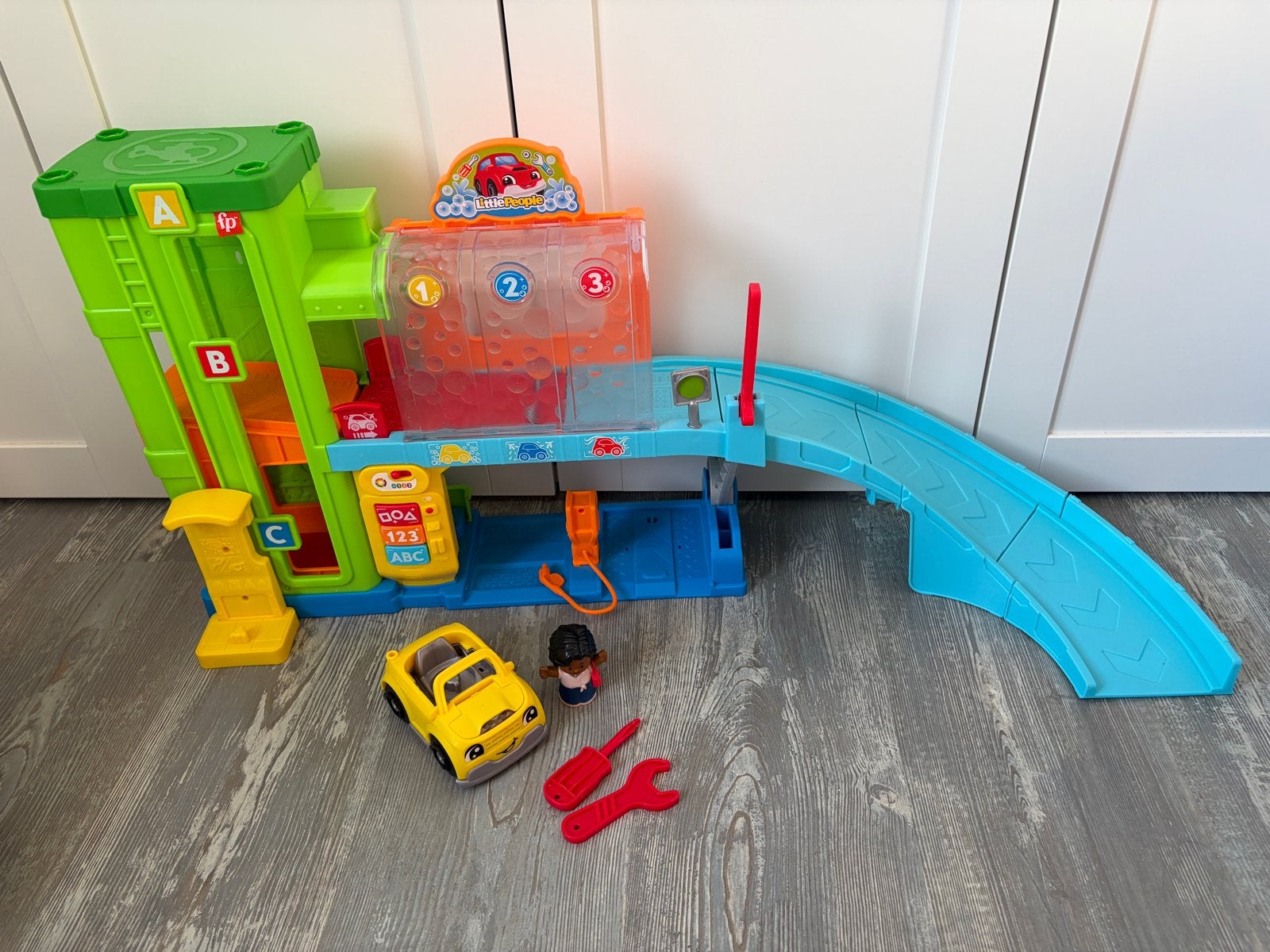Fisher-Price Autogarage met accessoires (poppetje mist), Ophalen of Verzenden, Gebruikt